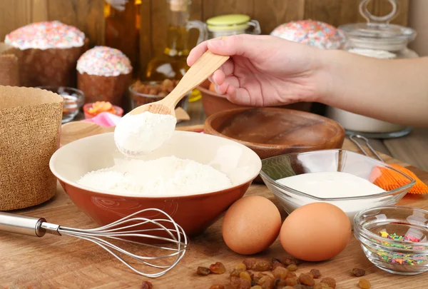 Pastel de Pascua preparándose en cocina —  Fotos de Stock