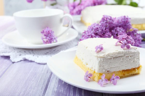 Desert delicios cu flori de liliac — Fotografie, imagine de stoc