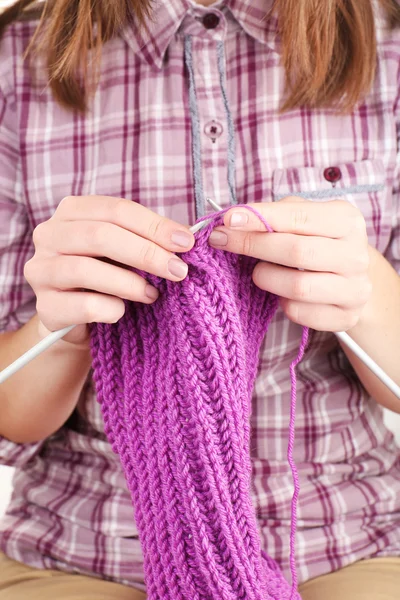 Vrouwelijke handen breien met spaken close-up — Stockfoto