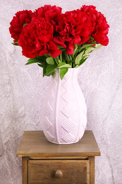 Beautiful pink peonies in vase on wooden table — Stock Photo, Image