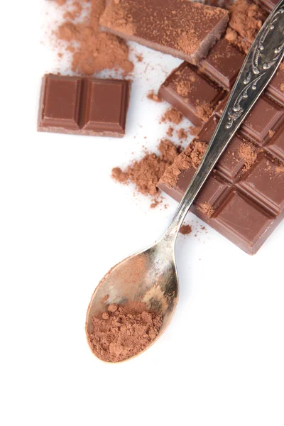 Toz kakao ve çikolata üzerine beyaz izole — Stok fotoğraf