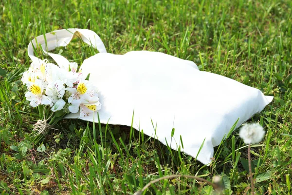 Eco bag on green grass, outdoors — Stock Photo, Image