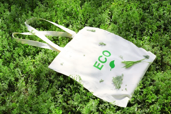 Öko-Tasche auf grünem Gras, im Freien — Stockfoto