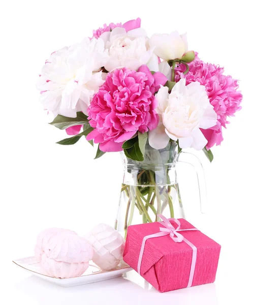 Mooie roze en witte pioenrozen in vaas, geïsoleerd op wit — Stockfoto