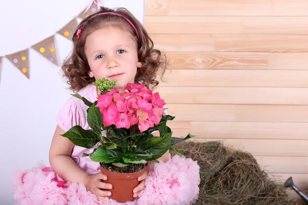 Schöne Kleine Mädchen Kleinen Rock Mit Blumen Auf Landhausstil Hintergrund — Stockfoto