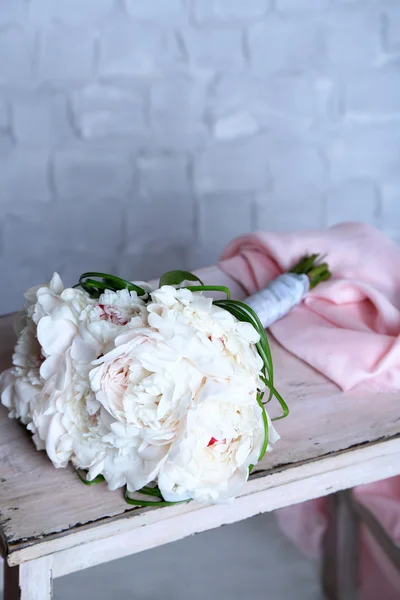 Beautiful wedding bouquet on   wooden ladder — Stock Photo, Image