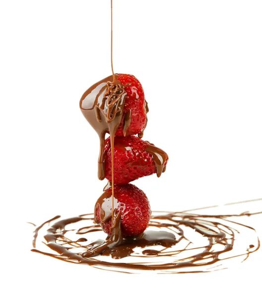 Rote reife Erdbeeren mit Schokolade, isoliert auf weiß — Stockfoto