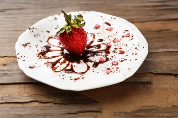 Morango vermelho maduro com chocolate na mesa de madeira — Fotografia de Stock