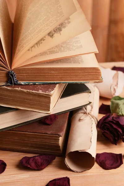 Старые книги на деревянном фоне — стоковое фото