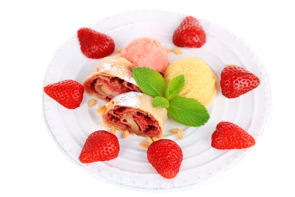 Sabroso strudel casero con helado, fresa fresca y hojas de menta aisladas en blanco — Foto de Stock