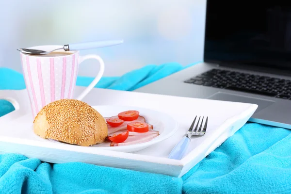 Samenstelling met laptop en smakelijk ontbijt op houten dienblad — Stockfoto