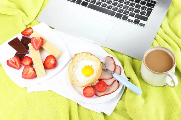 Kompozycja z laptopa i smaczne śniadanie na drewnianej tacy, szczelnie-do góry — Zdjęcie stockowe