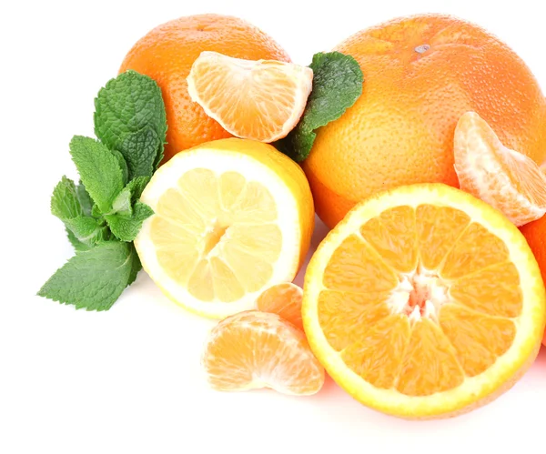 新鲜柑橘类水果，绿叶分离于白色 — 图库照片