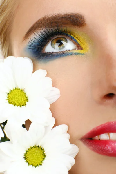 Όμορφη γυναίκα με φωτεινό μακιγιάζ και λουλούδι — Φωτογραφία Αρχείου