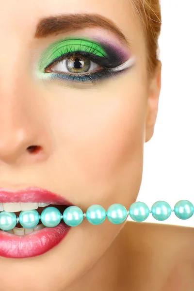 Hermosa mujer con maquillaje brillante y collar en la boca —  Fotos de Stock