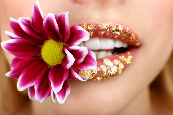 Bela flor nos dentes, close-up — Fotografia de Stock