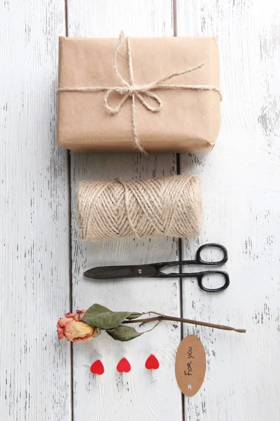 Caja de regalo artesanal de estilo natural sobre fondo de madera. Concepto de diseño de estilo natural — Foto de Stock