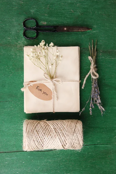 Caja de regalo artesanal de estilo natural sobre fondo de madera de color. Concepto de diseño de estilo natural —  Fotos de Stock