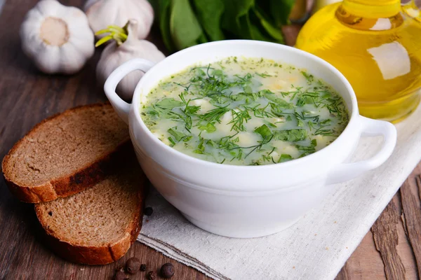 Delicious green soup with sorrel on table close-up — Stock Photo, Image