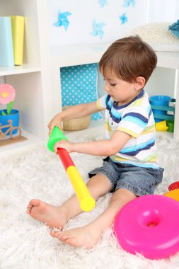odasında oynarken sevimli küçük çocuk