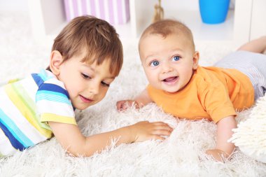 sevimli küçük çocukları halıya yalan