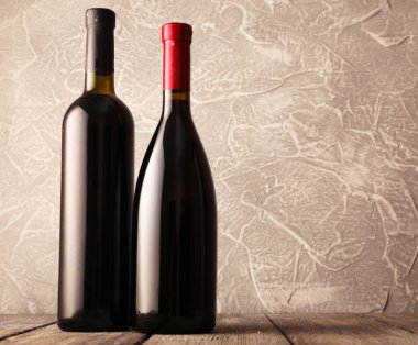 Kırmızı ve beyaz şarap şişe