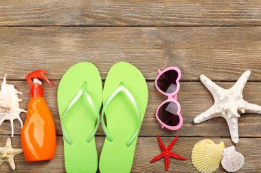 Kaç yaz öğeler ahşap arka plan üzerinde