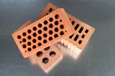 Metalik arka plan üzerinde tuğla