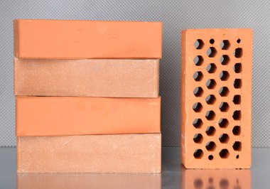 Metalik arka plan üzerinde tuğla