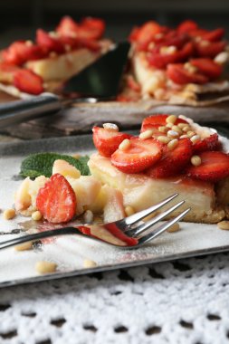 bir tepsi, rustik ahşap zemin üzerinde çilekli tart