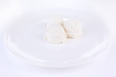 vanilyalı dondurma topları tabakta üzerine beyaz izole