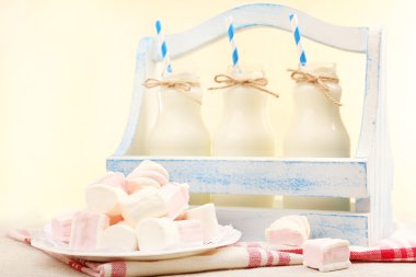 tablo üzerinde kağıt çöp şişe süt