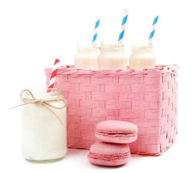 süt şişeleri ile üzerine beyaz izole kağıt payet