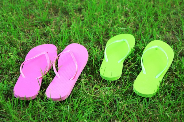 Helle Flip-Flops auf grünem Gras — Stockfoto