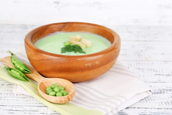 Gustosa zuppa di piselli sul tavolo di legno — Foto Stock
