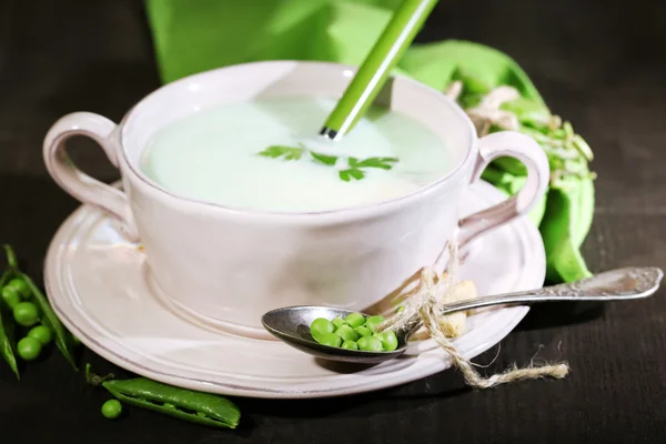 Chutné peas polévka na dřevěný stůl s temné světlo — Stock fotografie