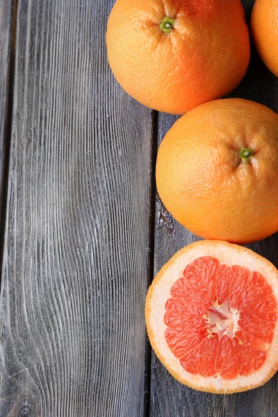 Ripe grapefruits on wooden background — Stock Photo, Image