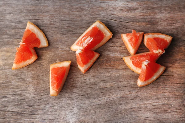 Rijp gehakte grapefruit op houten achtergrond — Stockfoto