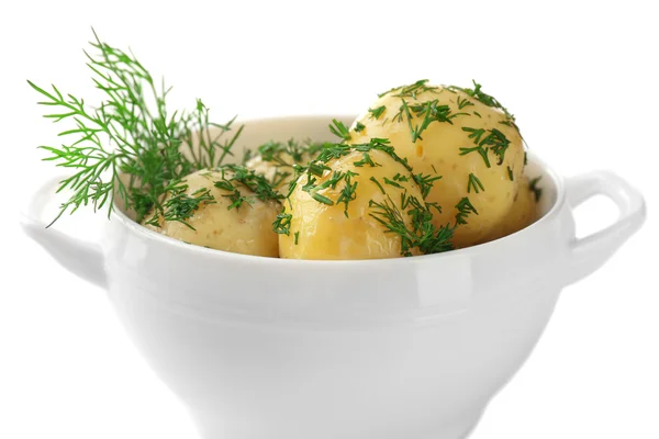 Junge gekochte Kartoffeln in Schüssel, isoliert auf weiß — Stockfoto