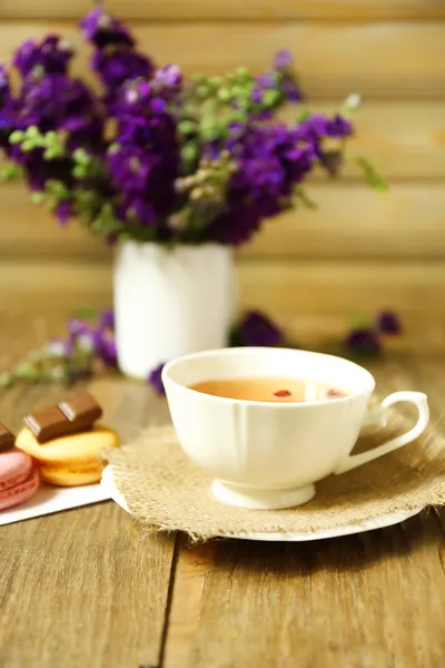 Xícara de chá de ervas frescas na mesa de madeira — Fotografia de Stock