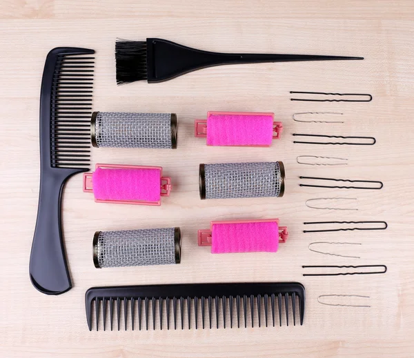 Professionele kapper tools - kam, schaar en pinnen op lichte houten achtergrond — Stockfoto