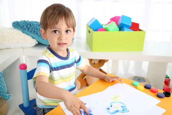 Lindo niño pintando en la habitación — Foto de Stock