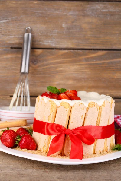 Вкусный торт Шарлотта со свежей клубникой на деревянном столе — стоковое фото