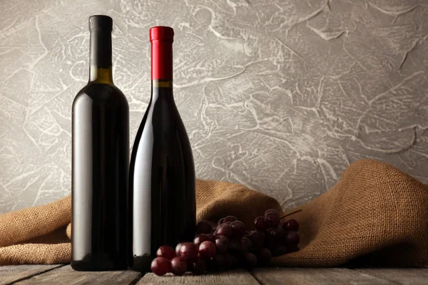 Botellas de vino tinto y blanco —  Fotos de Stock
