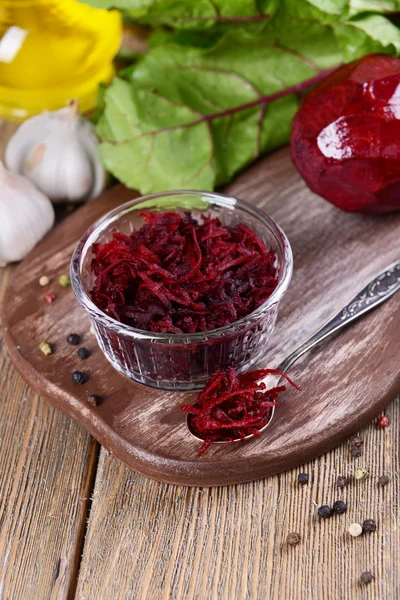 Grated beetroots in bowl on table close-up — Stock Photo, Image