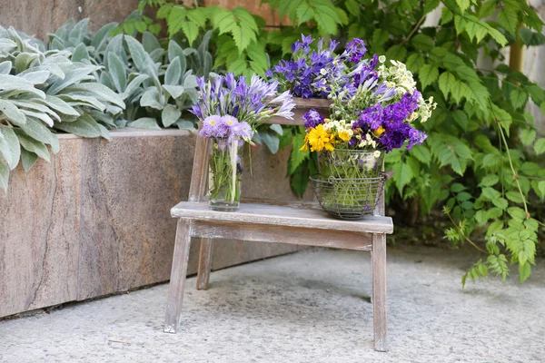 Gartendekoration mit Wildblumen, im Freien — Stockfoto