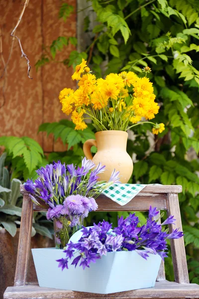 Decoración del jardín con flores silvestres, al aire libre — Foto de Stock