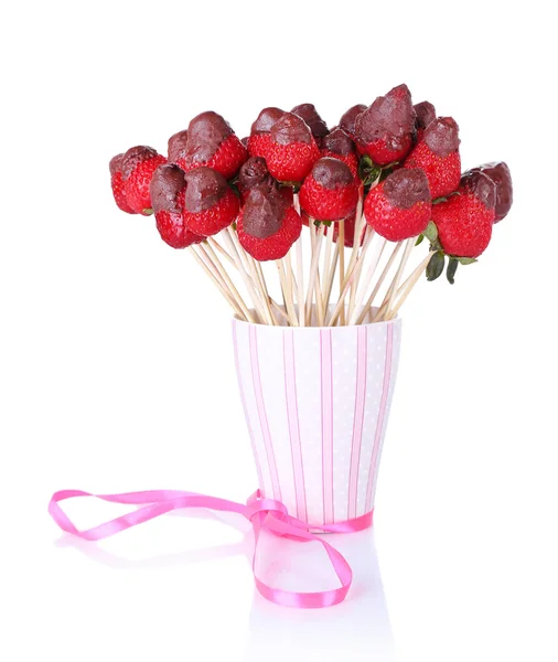 Fraise au chocolat sur brochettes dans une tasse isolée sur blanc — Photo