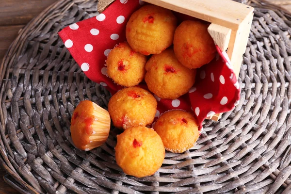 Muffins saborosos com groselha vermelha no fundo esteira de vime — Fotografia de Stock