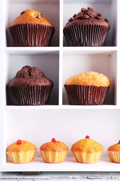 Smakelijke muffins op houten planken, close-up — Stockfoto